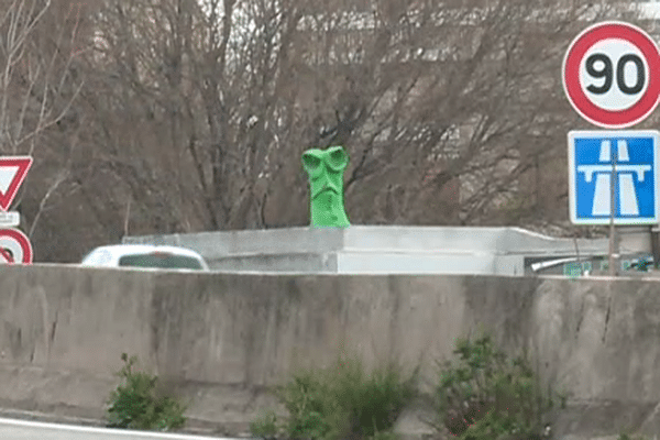 Un crapaud vert du plasticien Alain Paris sur le bord de l'autoroute