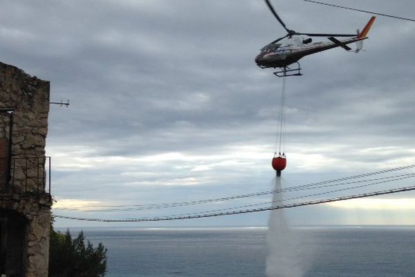 Deux hélicoptères bombardiers d'eau italiens sont mobilisés. 