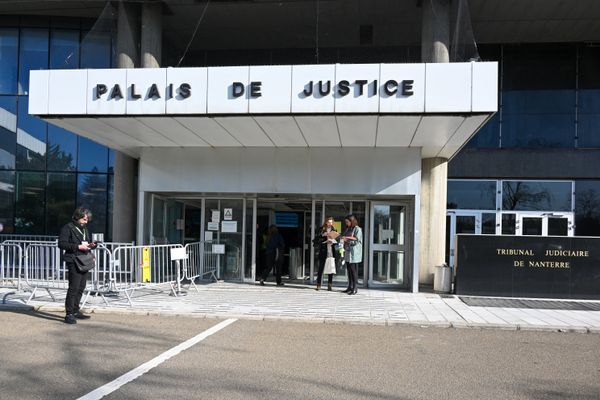 Le suspect a été placé en détention provisoire par un juge des libertés et de la détention de Nanterre.