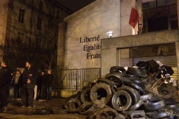 Des pneus ont été déversés devant la sous-préfecture