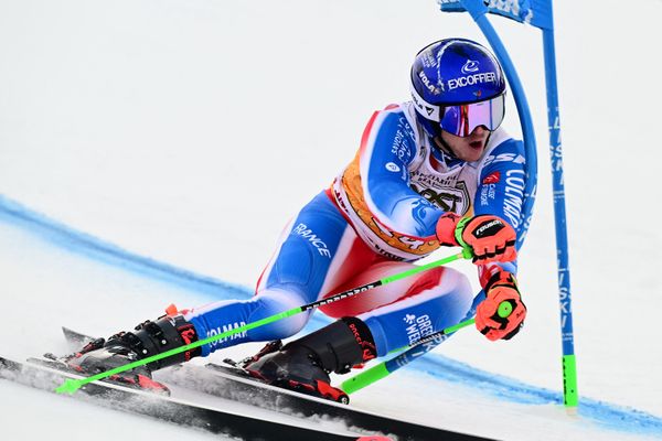 Léo Anguenot, natif d'Annecy, a décroché son premier podium en Coupe du monde de ski alpin le 22 décembre 2024 en terminant 2e du slalom géant d'Alta Badia (Italie).