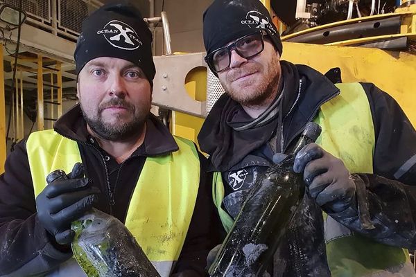 Une entreprise suédoise spécialisée a remonté une centaine de bouteilles de l'épave d'un navire coulé en mer Baltique par la marine allemande pendant la Première Guerre mondiale. Peter Lindberg (à gauche), Floris Marseille (à droite) - Equipe Ocean X
