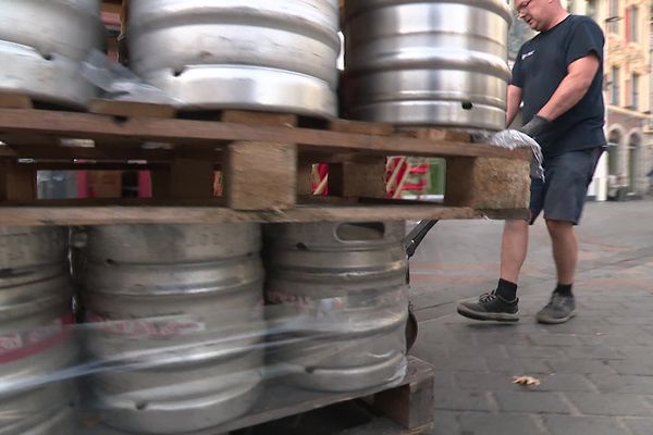 Des fûts de bière acheminés chez des restaurateurs, Grand'Place de Lille, à quelques jours de la Braderie de Lille.