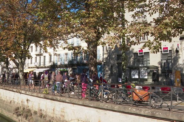 Vélos et piétons le long des quais de l'Odet à Quimper, où passent habituellement un flux de 24 000 voitures chaque jour