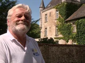 Chaque été, de nombreux Néerlandais s'installent dans les campings de Dordogne. Richard Ausems, originaire des Pays-Bas, vit dans le Périgord vert depuis 52 ans, où il a créé le camping quatre étoiles du Château le Verdoyer.