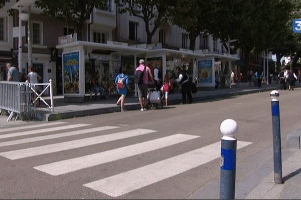 L'arrêt de bus où s'est déroulé l'accident, cette nuit, en centre-ville de Lorient (56).