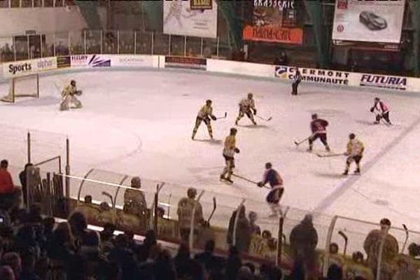 Les joueurs de hockey de Clermont-Ferrand l'ont emporté face à Chambéry (8-2). Ils se qualifient pour les quarts de finale où ils affronteront Asnières.