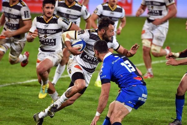 Jérémy Senzelle à la manœuvre sur la pelouse du stade Pierre Fabre à Castres. 