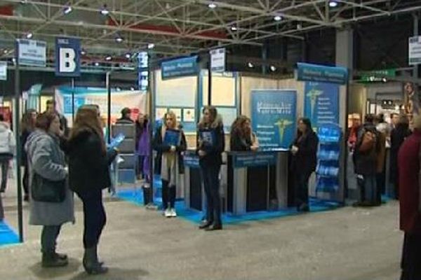 Un salon aux nombreux stands.