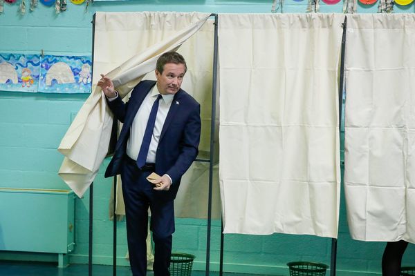 Nicolas Dupont-Aignan obtient 4,73 % des votes au premier tour, au niveau national.