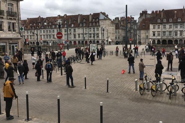 Quartier Battant à Besançon : une soixantaine de manifestants forme un défilé du 1er mai forcément différent.