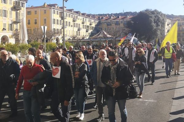 Environ 150 soignants manifestaient ce matin à Nice. 