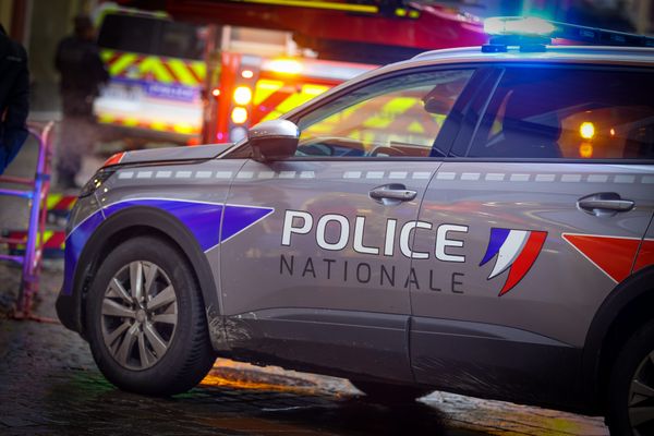 Une voiture de police en intervention