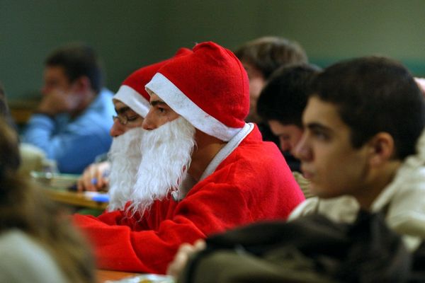 Des pères Noël surpris dans un cours magistral de chimie.