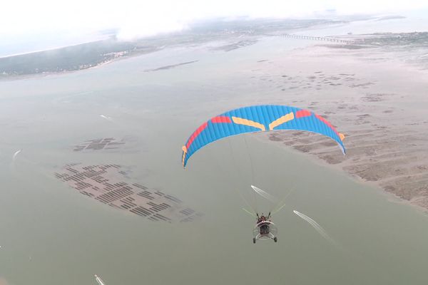 Le paramoteur est un engin à mi-chemin entre le parapente et l' ULM.