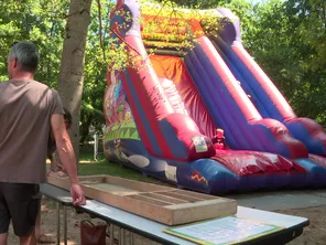 Jeux en bois, structures gonflables, activités sportives... Niort Plage est un vrai lieu de détente.