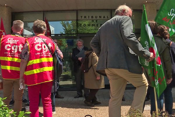 Rouen le 9 juin 2020 - Syndicats de Paris-Normandie devant la porte du tribunal de commerce