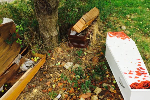 Les cercueils avaient été abandonné dans ce champ d'Aveyron en janvier.