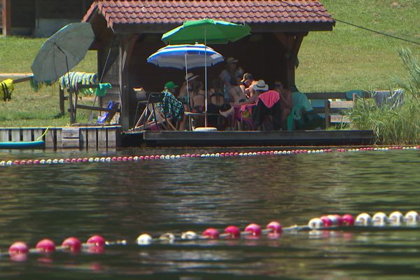 Pour se la "couler douce" au bord de l'eau, profitez des jeux aquatiques, nager ou bien plonger, pour rester fidèle à la discipline de son père fondateur... On peut tout faire sur la plage de la Beunaz à Saint Paul en Chablais.