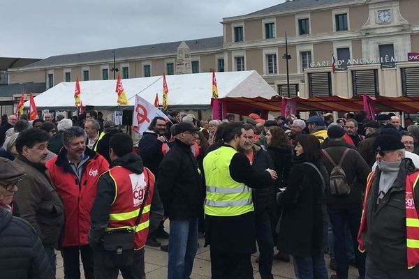 Une centaine de personnes présentes au rassemblement de soutien aux cheminots devant la gare d'Angoulême.