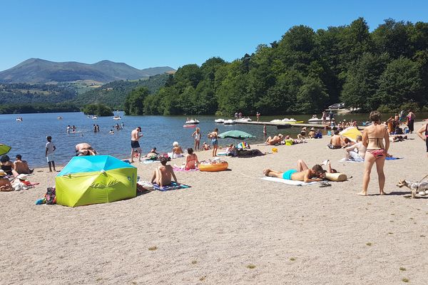 Les nombreux lacs d'Auvergne ont accueilli de très nombreux touristes pendant un mois de juillet dont la météo fut plus que clémente.