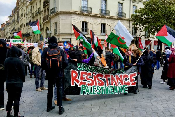 Citoyens nantais, jeunes et moins jeunes, se sont rassemblés Cours des 50 Otages pour la Palestine ce 15 mai 2021