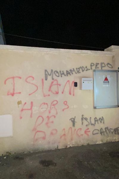La façade de la mosquée de Cherbourg a été taguée lundi 15 avril dans la soirée