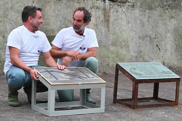 Matthias et Barthélémy Lambert devant la plaque en hommage à leur arrière-arrière grand-père Ernest Mouchez.