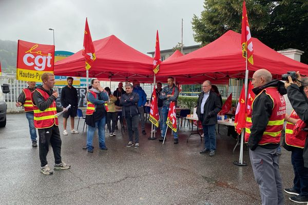 Les salariés grévistes de Pommier devant leur usine ce mardi 26 juillet à Bagnères-de-Bigorre.