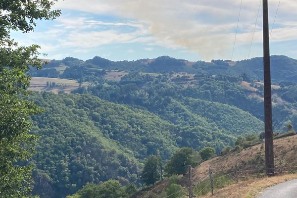 Des nuages noirs sont visibles dans le département, à la limite avec le Cantal.