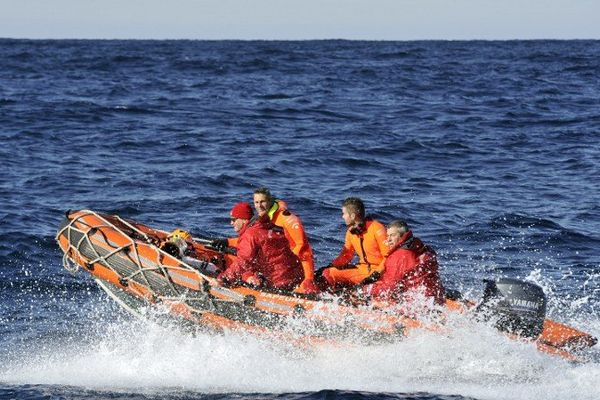 Recherche à Porquerolles d'une plongeuse disparue