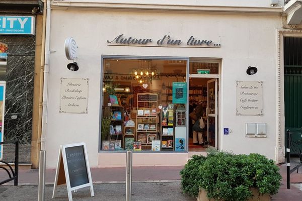 La dernière librairie indépendante de Cannes fait de la résistance.