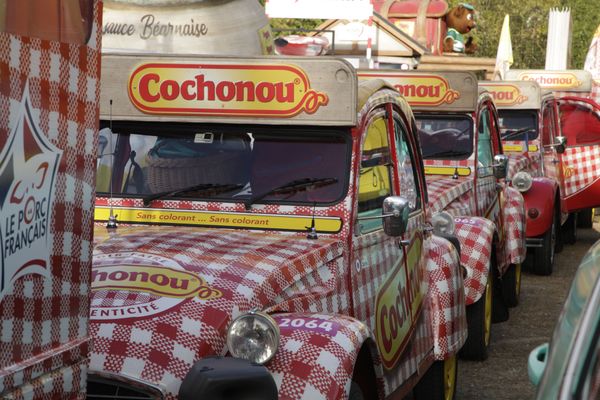 Les 2CV dans le parc fermé de la caravane du Tour de France 2020