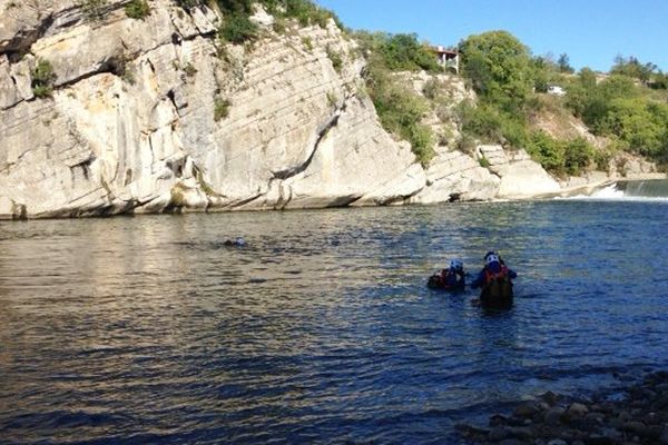 Les plongeurs en recherchent toujours le corps de la deuxième victime sur le site de l'accident de canoë à Ruoms- Lundi 21 septembre 2015