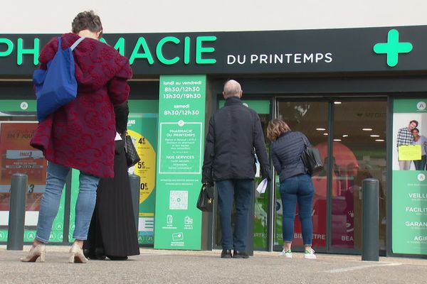 La queue disciplinée devant une pharmacie. 