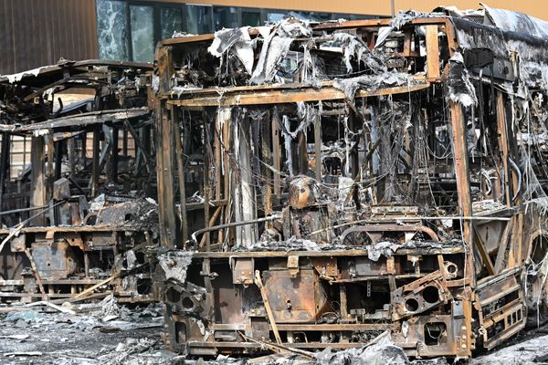 Une dizaine de bus ont été incendiés dans la nuit de jeudi à vendredi à Aubervilliers, dans un centre de remisage.