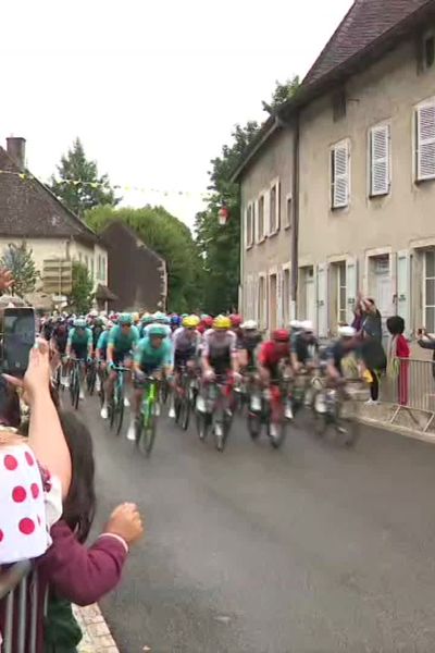 L'arrivée du peloton à Lhuis, dans l'Ain, ce mercredi 3 juillet.