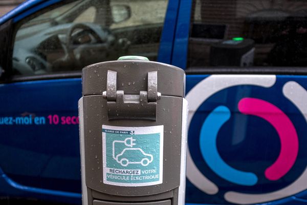 Borne de recharge pour voiture électrique. 