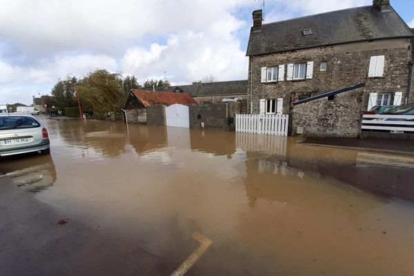 Une route et une maison inondée dans le secteur de La Haye-du-Puits (Manche).