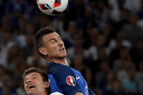 Laurent Koscielny contre Thomas Mueller lors du match France/Allemagne au stade vélodrome de Marseille