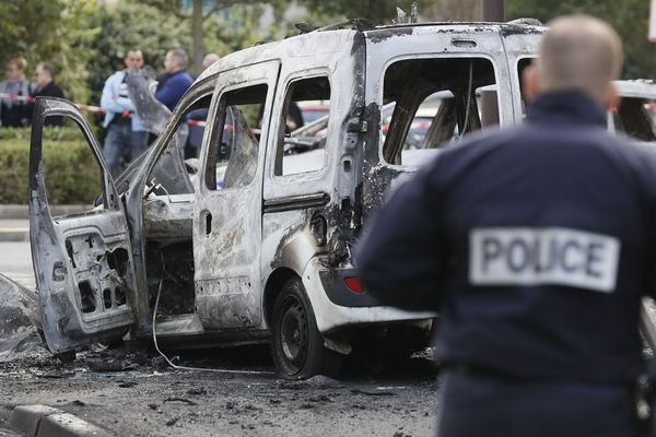 Le 8 octobre 2016, des assaillants avaient lancé des cocktails Molotov dans une voiture de police à Viry-Chatillon. Deux policiers avaient été gravement blessés.