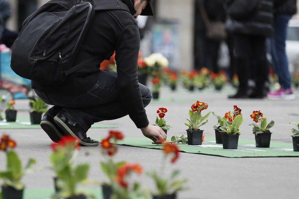 Un hommage aux personnes sans-abri, mortes dans la rue, en 2017, à Paris.