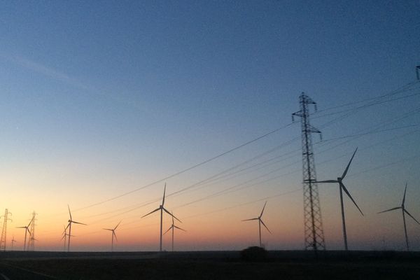 Éoliennes le long de la route.