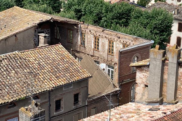 La toiture d'un immeuble à Rabastens (Tarn) s'est effondrée, dimanche 30 juin.