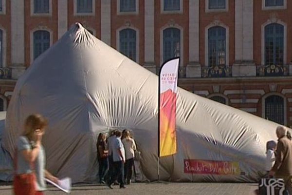 En octobre 2014, le sein gonflable était installé Place du Capitole à Toulouse