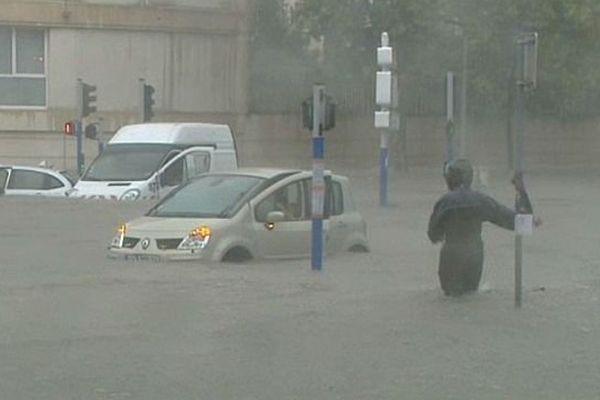 Montpellier - le centre ville sous 60cm d'eau, il est tombé 300 litres par m2 en 3 heures - 29 septembre 2014.