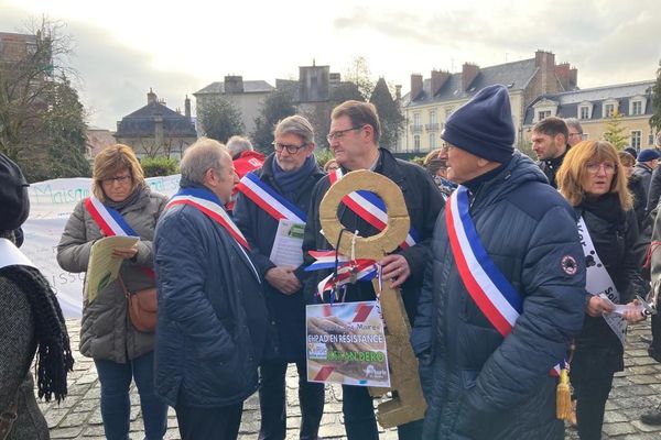 Des directeurs ont symboliquement remis la clé de leur établissement médico-social au préfet, à Rennes.