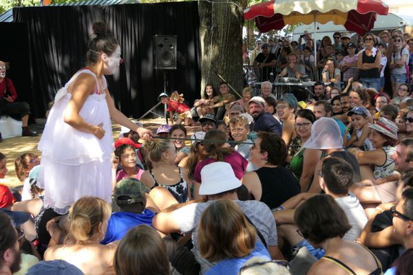 Spectacle pendant le festival Chalon dans la rue 2019