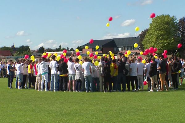 Un lâcher de ballons aux couleurs des Sangs et Or, club fétiche du jeune homme.