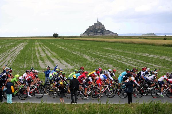 Les coureurs du Tour de France devant le Mont-Saint-Michel, le 2 juillet 2016.